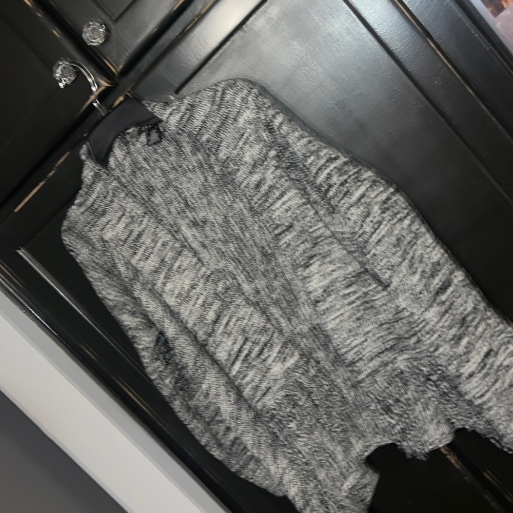 Black and white fringe sweater cute and comfy